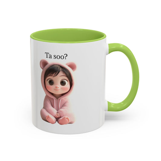 🧸 Roztomilý hrnek s dítětem v medvědím overalu – Sladký start každého dne