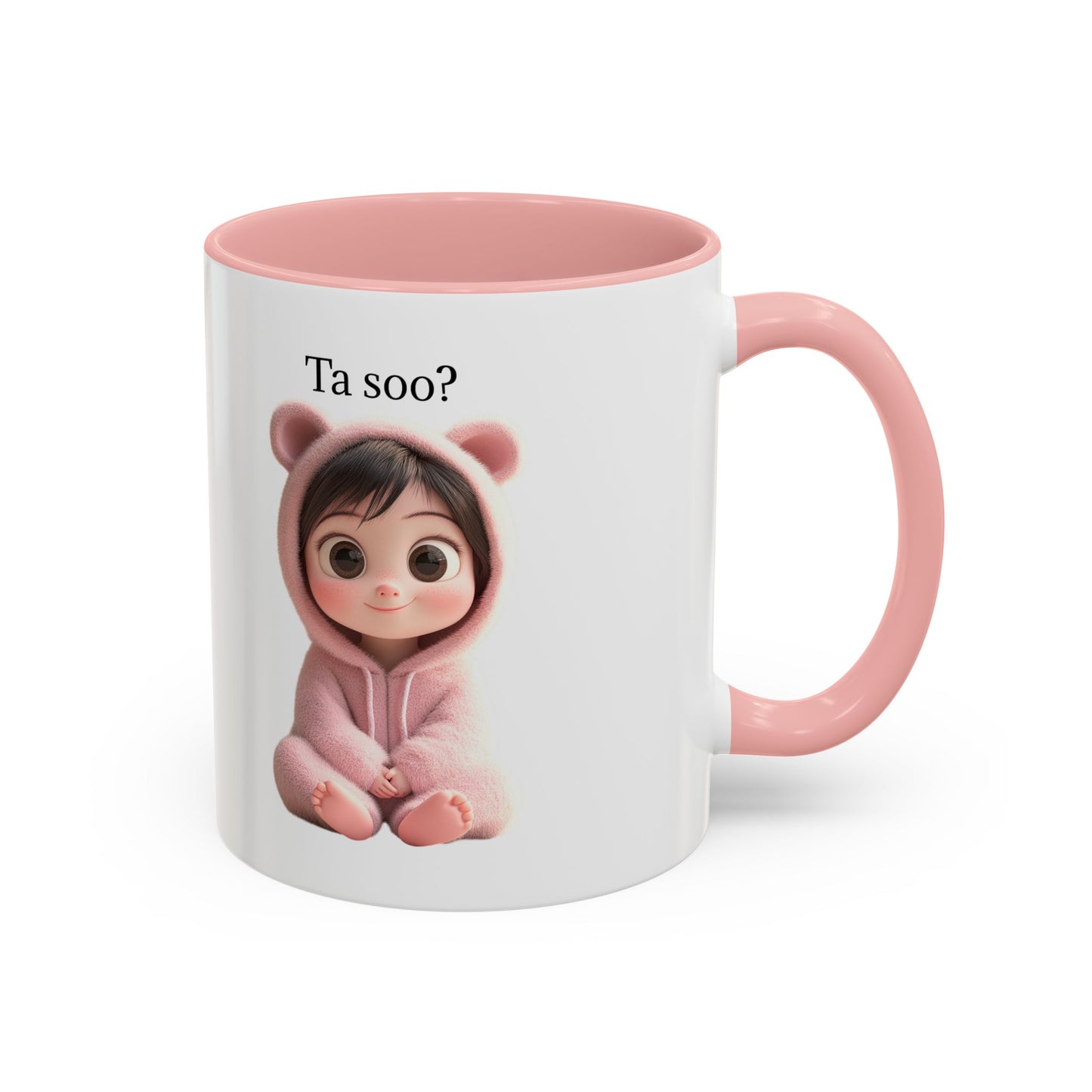 🧸 Roztomilý hrnek s dítětem v medvědím overalu – Sladký start každého dne