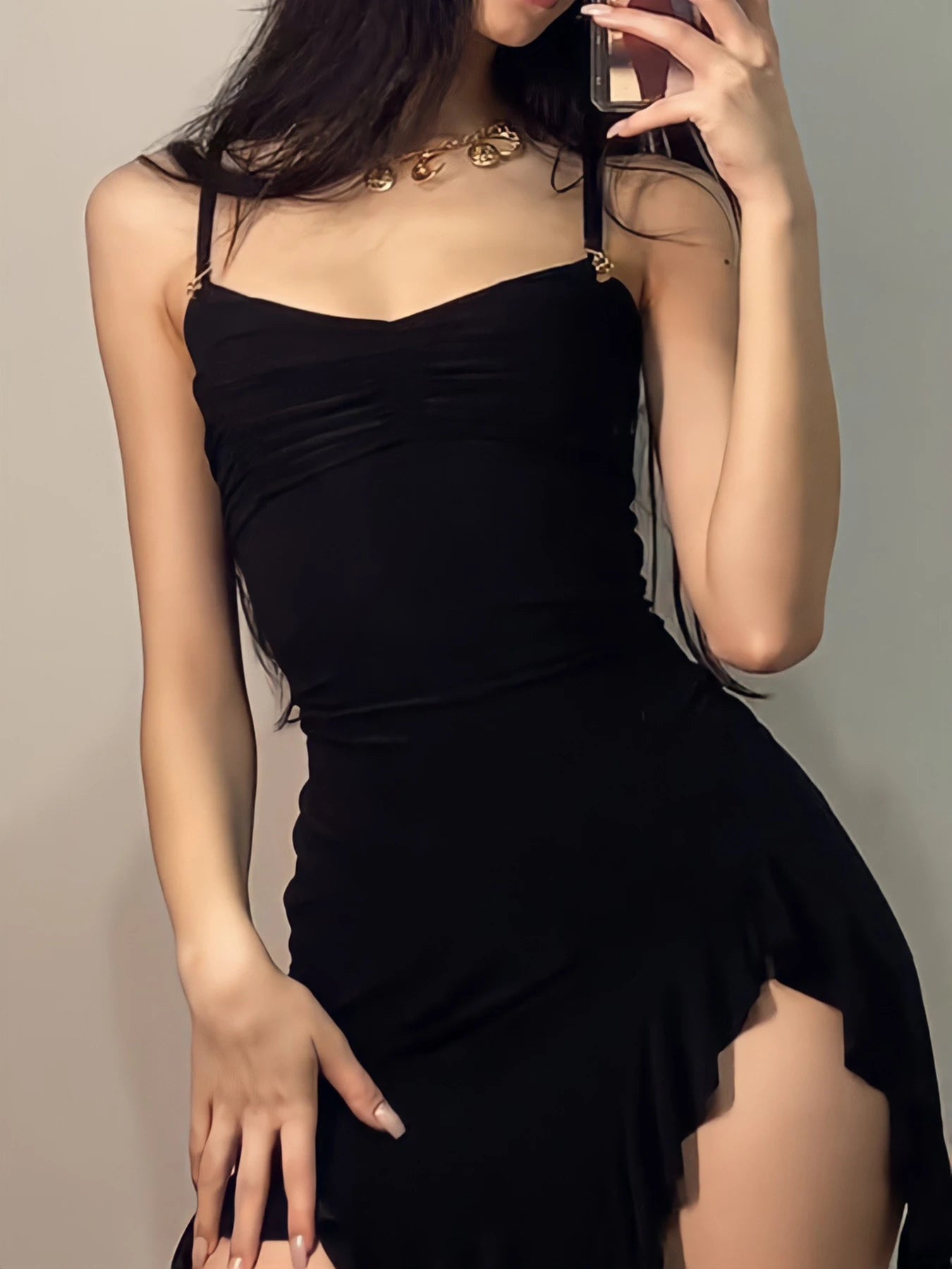 👗 Minišaty pro odvážné dny a ještě odvážnější večery.