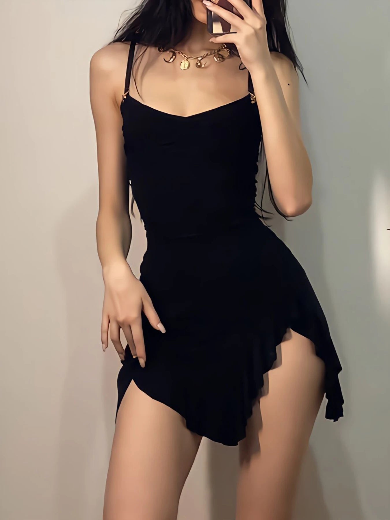👗 Minišaty pro odvážné dny a ještě odvážnější večery.